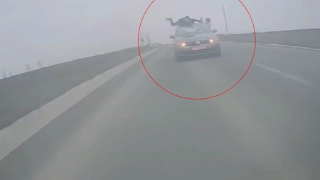 Inconștiență dusă la extrem pe o stradă din Iași. Priviți ce fac doi tineri pe o mașină în mers. Totul a fost înregistrat de o cameră video