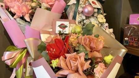 Trandafirii, cele mai vândute flori de Sfântul Ioan. Florăresele, nemulțumite de numărul mic de clienți: „Nu este putere de cumpărare”