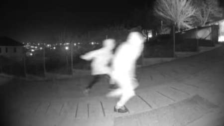 Iată cum au fost surprinși hoții de la vilele din Bucium de camerele de supraveghere din zonă! Polițiștii au întocmit dosar penal