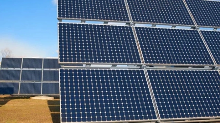 Peste 1,5 milioane de lei vor fi cheltuiți pentru achiziția unei centrale fotovoltaice într-o comună din județul Iași! Primăria caută firme pentru realizarea proiectului