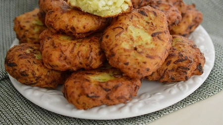Rețeta de chiftele de dovlecei cu cartofi. Un preparat delicios și ușor de realizat