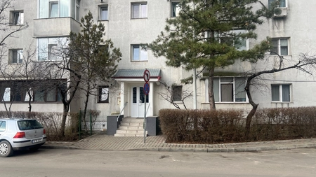 Locatarii dintr-un bloc din Iași se tem să mai dea drumul la apă. Reprezentanții de la ApaVital au trimis de urgență angajații să ia probe