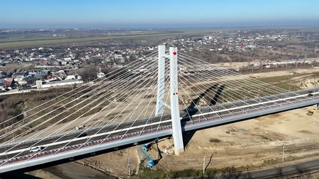 S-a inaugurat cea mai complexă lucrare de infrastructură rutieră! Cum arată primul pod hobanat din sud-estul României