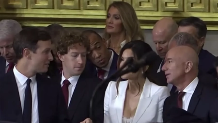 Zuckerberg, prins cu ochii-n… altceva? Privirea furișă a fondatorului Facebook face valuri pe internet