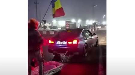 Polițiștii ieșeni l-au sancționat pe tânărul care a fost surprins făcând drifturi într-un sens giratoriu, tractând un sicriu în care se aflau doi tineri mascați