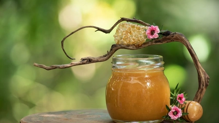 Miere de Manuka, beneficii pentru sprijinirea sistemului imunitar și îmbunătățirea sănătății digestive. În ce rețete delicioase o poți integra