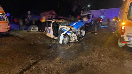 Accident rutier în Botoșani! Au fost implicate o maşină de poliţie şi un TIR. Doi agenți de poliție au fost răniți