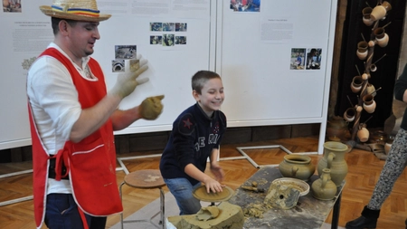 „Oglinzi din trecut: Grecia antică în vase și povestiri”, un nou atelier educativ la Palatul Culturii din Iași