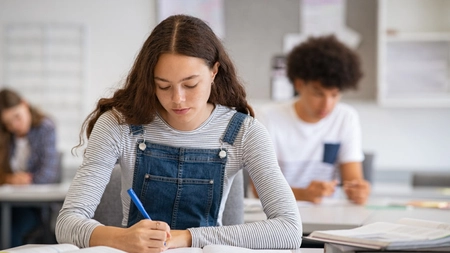 Anul 2025 a venit cu o veste proastă pentru studenți şi elevi! Aceștia vor resimți efectele Ordonanței „trenuleț” prin reduceri limitate la transportul public și prin burse înghețate