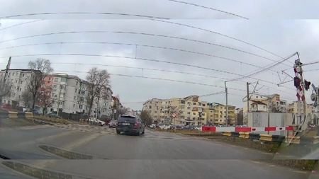 Imagini incredibile! Priviți ce poate face un șofer din Iași la trecerea la nivel cu calea ferată. Polițiștii sunt pe urmele lui