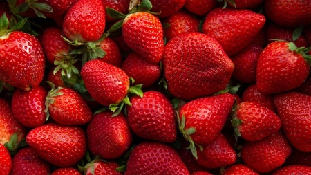 Prețurile fructelor în supermarketurile din România în 2025. Cât costă un kilogram de căpșuni