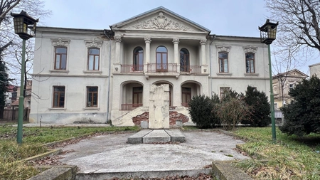 Primăria Municipiului Iași a „îngropat” aproape 1 milion de euro! O clădire-simbol a orașului zace în paragină