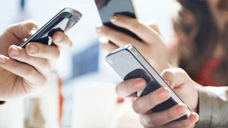 Avertisment pentru românii care au abonamente la telefonie mobilă! Cum pot rămâne fără bani în conturi