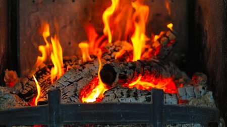 Regulă pentru românii care au sobă sau șemineu! Mulți nu știau asta