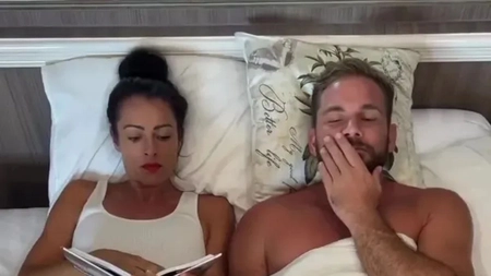 Soțul unei educatoare face OnlyFans! Filmează conținut cu alte femei!