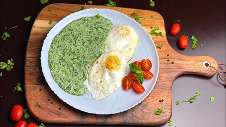 Spanac cu ochiuri. O mâncare simplă și delicioasă pentru momentele în care rămâi fără idei