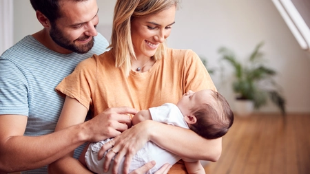 Stimulent de inserție acordat și după ce copilul împlinește 2 ani. Iată în ce condiții se acordă părinților