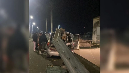 Parapetul care a străpuns o mașină: Șoferul de 52 de ani a scăpat miraculos, în ciuda faptului că era sub influența alcoolului