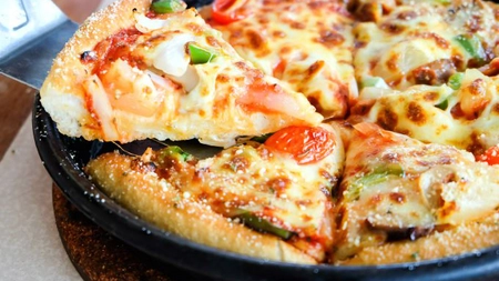 Iată cum să faci o rețetă simplă de pizza. Sfaturi de preparare