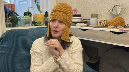 Ea este ieșeanca care a croșetat un coif din lână după modelul celui de la Coțofenești. Creația Alexandrei Rîmbu a devenit populară pe internet și va fi expusă în cadrul unei expoziții