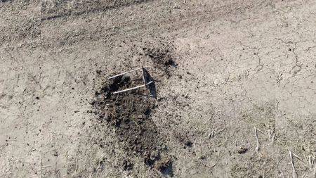 Capcane periculoase, montate pe un drum din Iași! Șoferilor nu le-a venit să creadă când au făcut descoperirea: „Probabil au fost puse de braconieri”