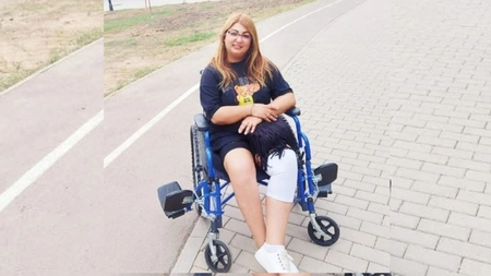 Din cauza distrofiei musculare, o ieșeancă nu-și mai poate folosi mâinile și picioarele! Operația care ar putea să o ajute costă 12.000 de euro