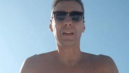 Mircea Badea, dezbrăcat în zăpadă, după modelul Cristela Gerogescu! „Uitați aici zăpadă artificială!“ - VIDEO