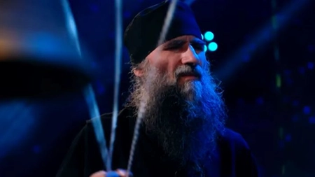 Părintele Lavrentie i-a uimit pe jurații de la „Românii au talent“! Călugărul care a învins moartea a cântat la clopote folosindu-se de o manieră unică