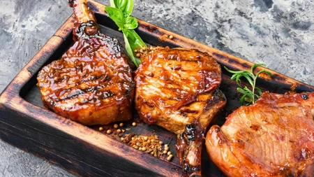Tomahawk de porc la cuptor. Rețeta care îți garantează o friptură suculentă!