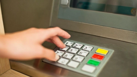 Cum poți scoate bani de la bancomat fără a avea cardul la tine! Puțini români știu asta 
