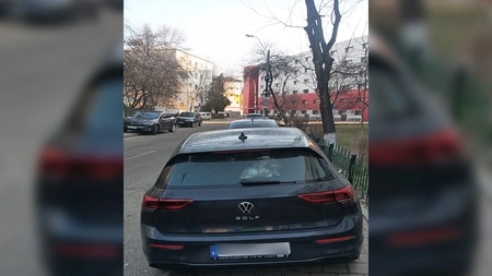 Străzile din Tudor Vladimirescu s-au blocat de mașini după montarea barierelor de la cămine. Șoferii nu vor să plătească taxa: „Lasă vehiculul pe trotuar, iar parcarea e goală”