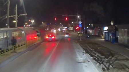 Tupeu incredibil pentru un bărbat din Iași! Deși a trecut pe roșu la semafor, a vrut să îi dea o lecție unui șofer de TIR: „A scos mâna pe geam și mi-a arătat degetul mijlociu”
