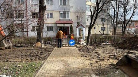 Cartierul Alexandru cel Bun din Iași este plin de gropi și mizerie.  Localnicii sunt exasperați de lucrările de la ApaVital: „Nu ai pe unde să mergi”
