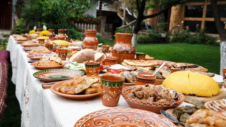 Ce se împarte de Moșii de vară? Tradiții și obiceiuri