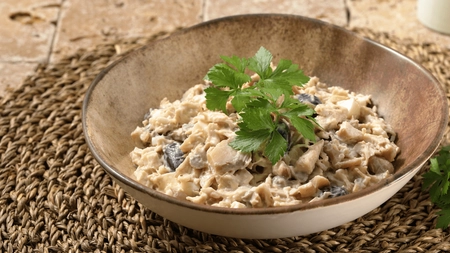 Salată de ciuperci cu usturoi și maioneză. O delicatesă românească!