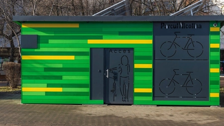 S-a dat în folosință al doilea container cu rastele pentru biciclete, din oraș. Ieșenii beneficiază de o capacitate cu 50 de locuri, în cartierul Nicolina
