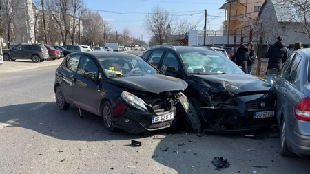 Accident rutier în Dancu! Trei mașini sunt implicate