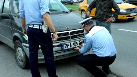 Folie pe numărul de înmatriculare în 2025, tertipul prin care șoferii scapă de plata rovinietei