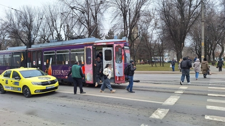Ieșenii îngheață în tramvaiele de la CTP! După câteva stații cu căldura pornită, vagoanele se defectează