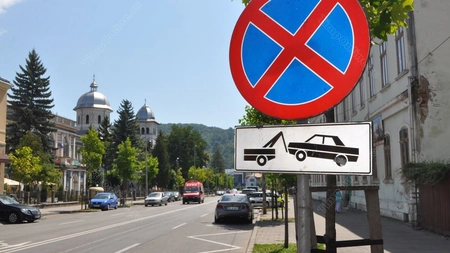 În care dintre situații este interzisă oprirea și când nu este permisă staționarea