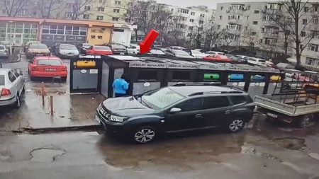 Un bărbat a incendiat mai multe containere de gunoi, în cartierul Alexandru cel Bun. Incendiul, surprins de camerele de supraveghere