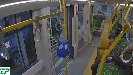 Halucinant! Momentul în care șoferița nu oprește și trece prin mijlocul călătorilor din stație, surprins de camerele de supraveghere ale tramvaiului CTP Iași