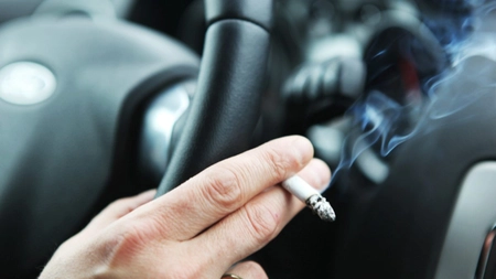 Țările care au interzis fumatul în mașină! Sancțiuni drastice pentru șoferii care încalcă legea