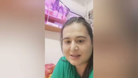 Ce reacție a avut mama care și-a băgat copilul într-o cădiță cu zăpadă. Atitudinea femeii spune multe
