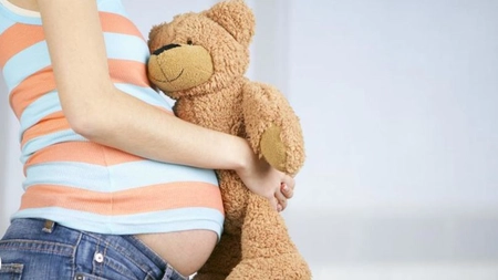 Mamele minore primesc bani de la stat! Ce condiții trebuie să îndeplinească