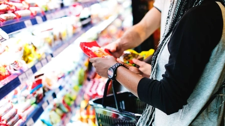 Mâncarea de insecte, pe raftul supermarketurilor din România! Clienții trebuie să fie atenți la etichetele produselor alimentare