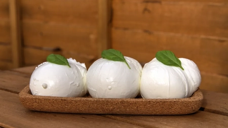 Ce este mozzarella di bufala? Diferența dintre tipurile de mozzarella