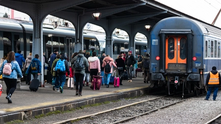 Transportul studenților din medii defavorizate va suferi modificări! Guvernul reduce gratuitatea pentru tinerii cu părinți decedați sau care provin din centre de plasament
