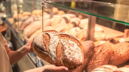 Se scumpește produsul indispensabil pentru români! Câți bani vor plăti în plus cetățenii pentru alimentul nelipsit de la masă