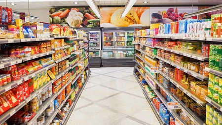 Focare de infecție în magazinele din Iași! DSVSA a aplicat amenzi în valoare de 234.900 de lei pentru mizerie și a confiscat 35 de kg de produse alterate